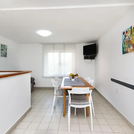 Anica F Appartement Lopar