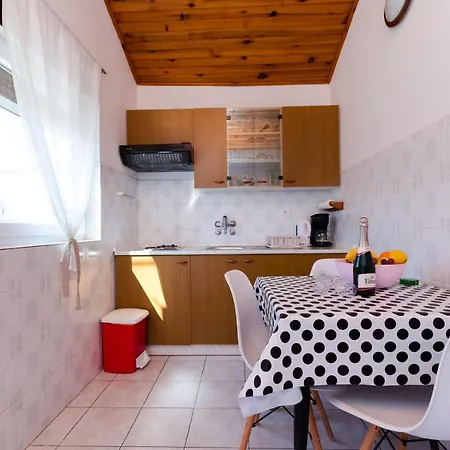 Apartments Milena Lopar